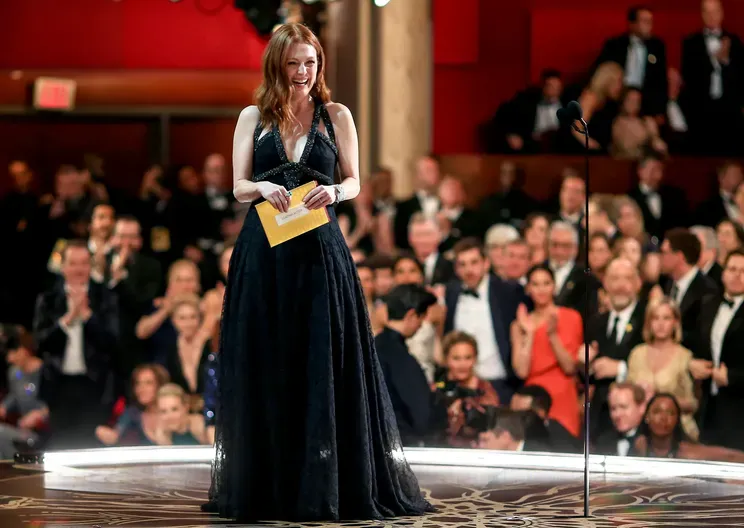 Джулианна Мур вручает награду за лучшую мужскую роль
