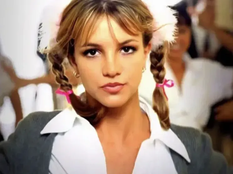Бритни Спирс в клипе Baby One More Time, ноябрь 1998 года