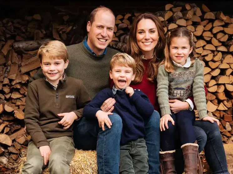 Принц Уильям и Кейт Миддлтон с детьми, 2020 год/Фото: princeandprincessofwales/Instagram*